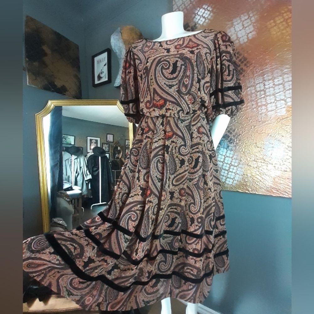 Vintage Brown Paisley Midi Dress with Black Trim